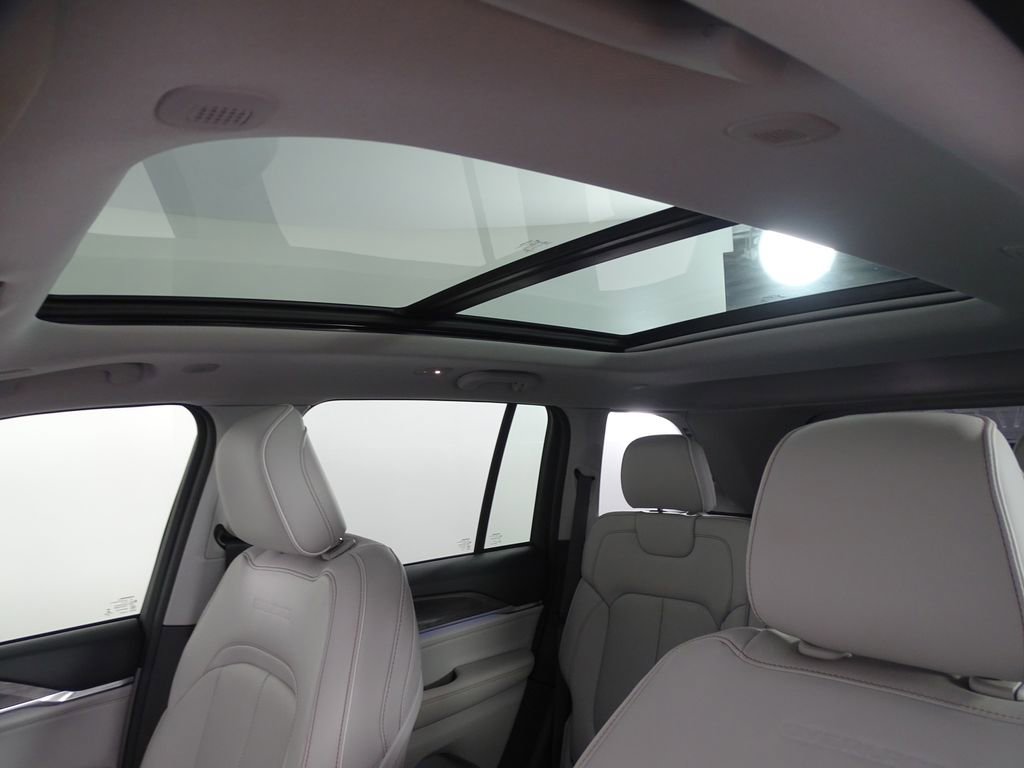 Used 2022 Jeep Grand Cherokee Overland image 11