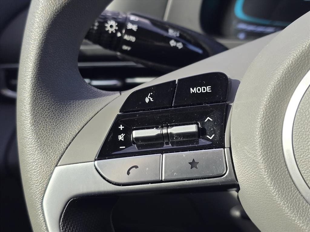 Used 2025 Hyundai Elantra Blue image 16