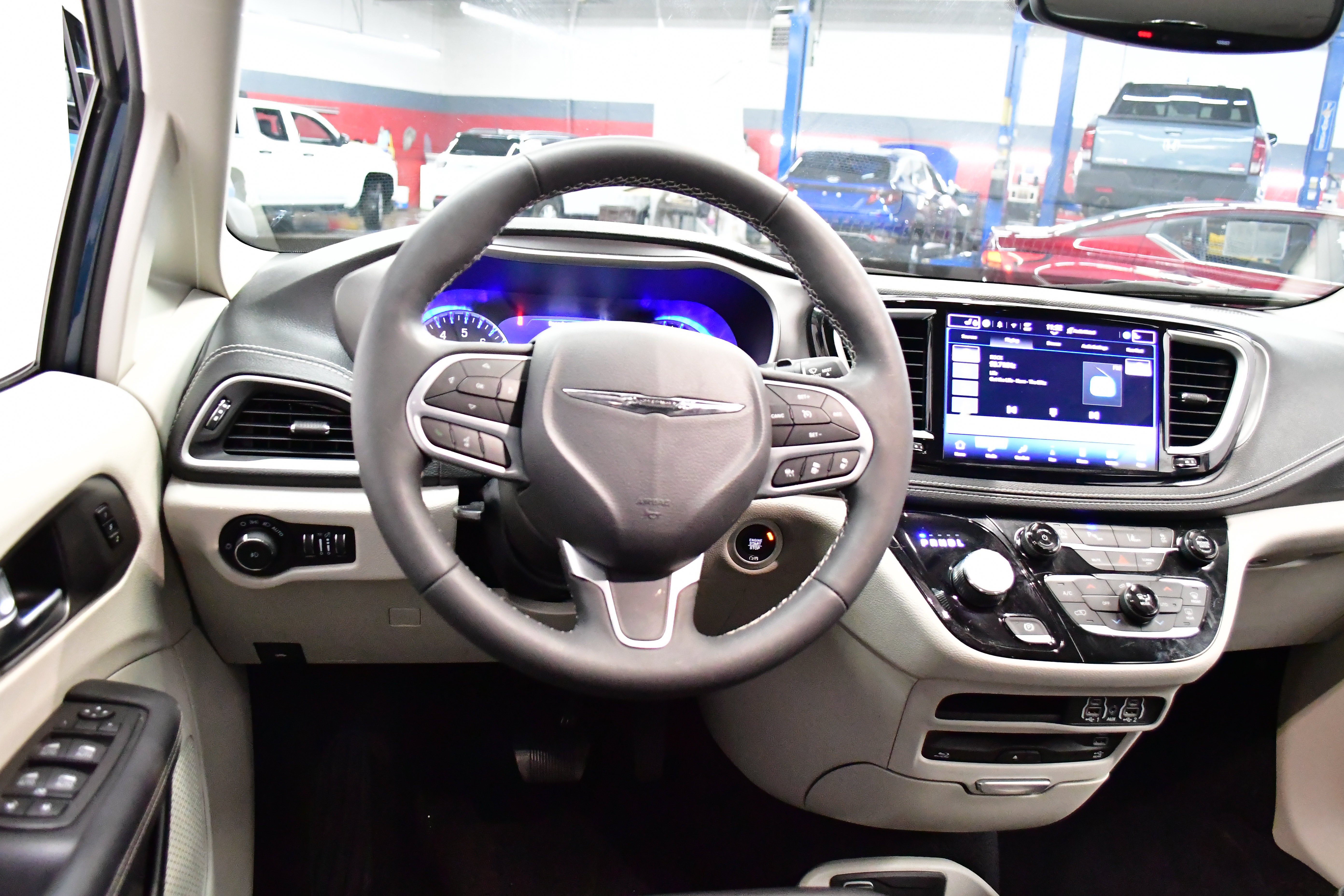 Used 2023 Chrysler Pacifica Touring-L w/ Uconnect Theater Family Group FWD image 10