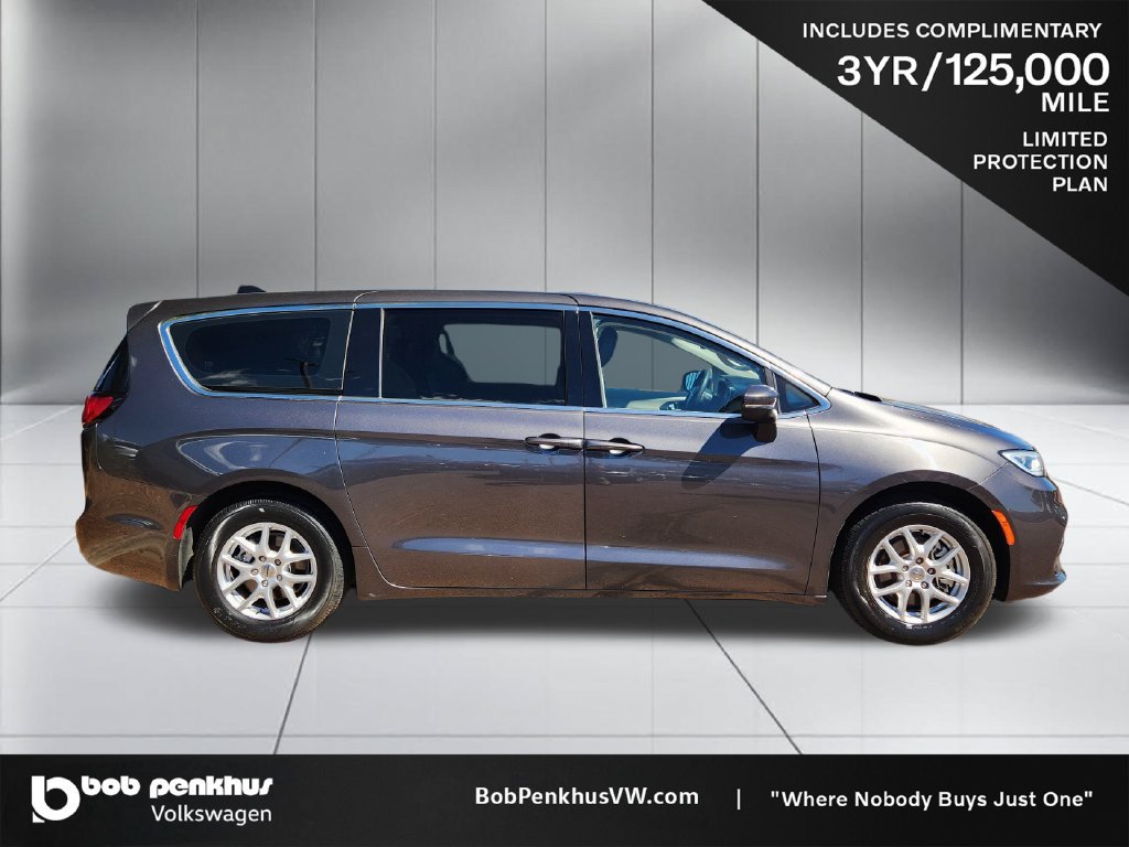 Used 2023 Chrysler Pacifica Touring-L FWD image 24