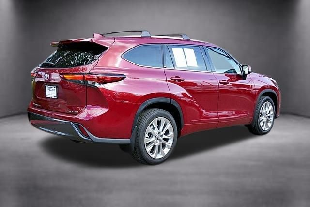 Used 2023 Toyota Highlander Limited FWD image 4