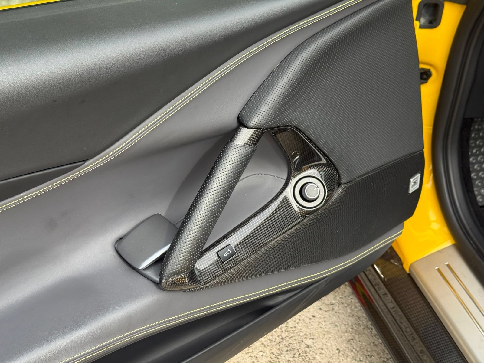 Used 2019 Ferrari 812 Superfast RWD image 33