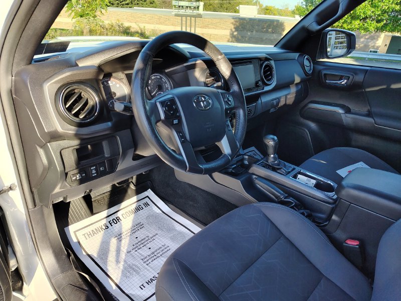 Used 2018 Toyota Tacoma TRD Sport AWD/4WD image 12