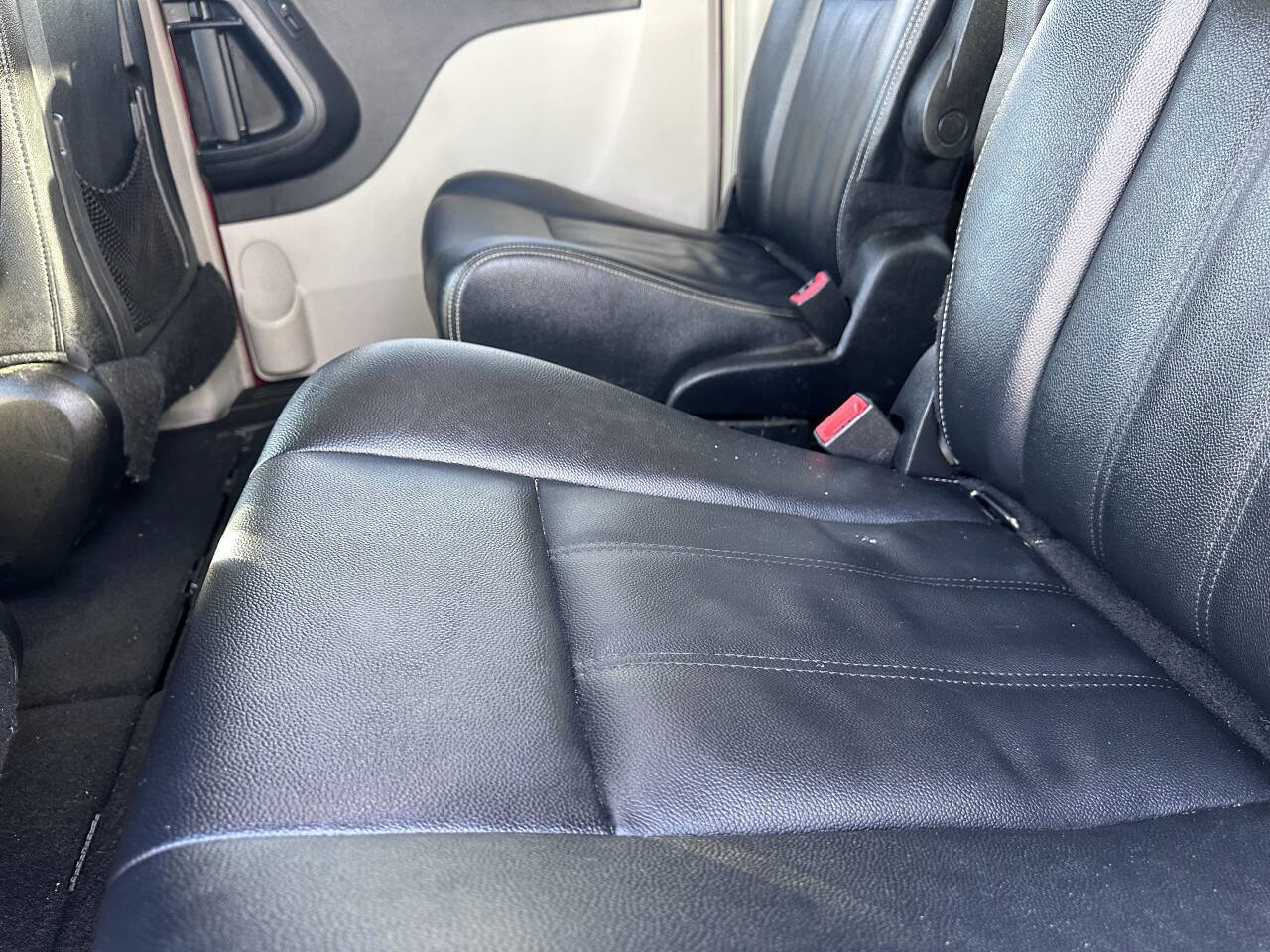 Used 2016 Chrysler Town & Country Touring image 4