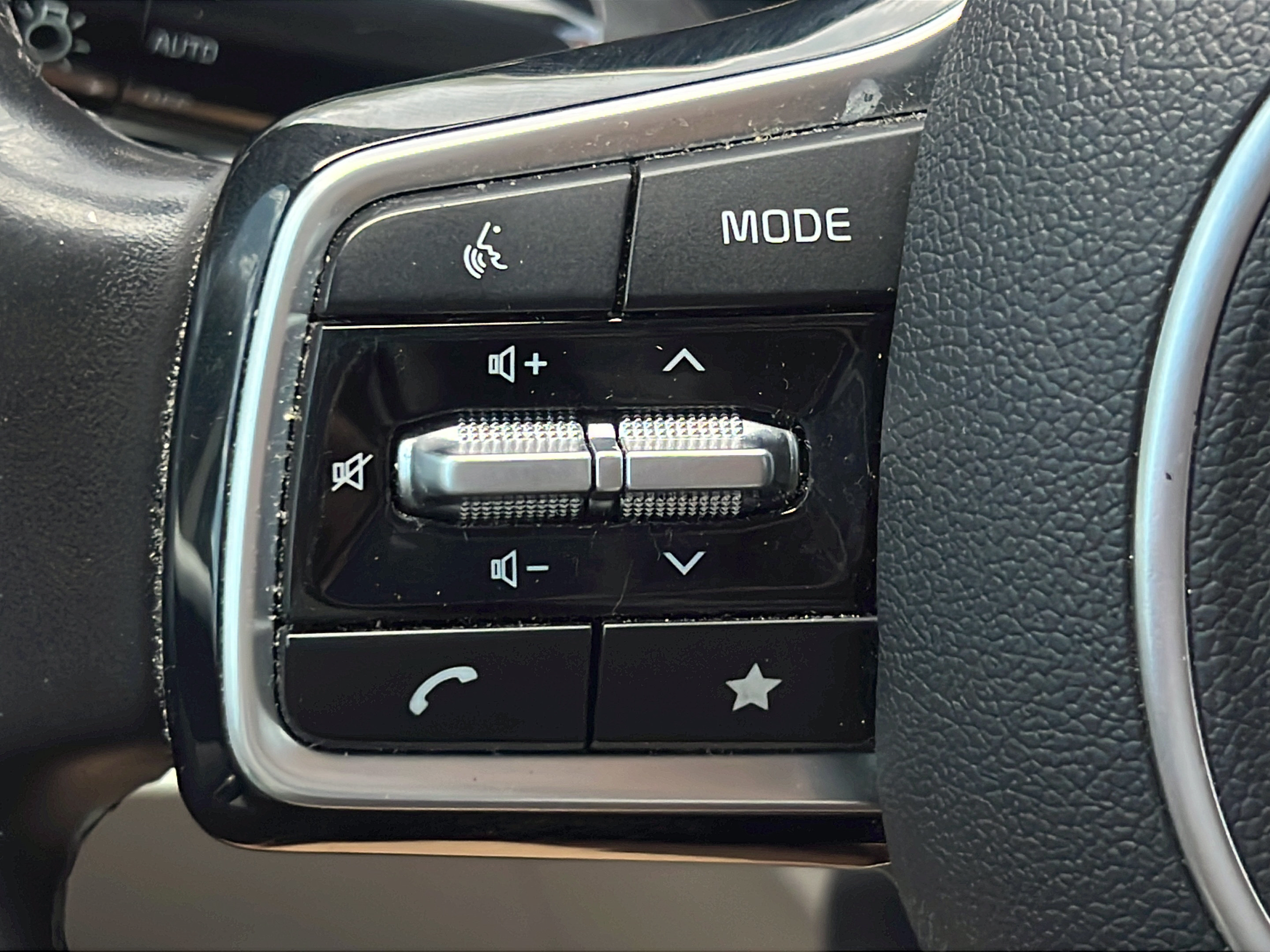 Used 2023 Kia Carnival LX FWD image 17