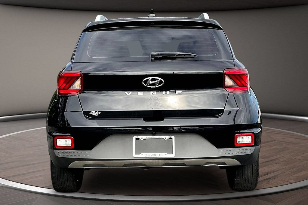 Used 2022 Hyundai Venue SEL FWD image 5