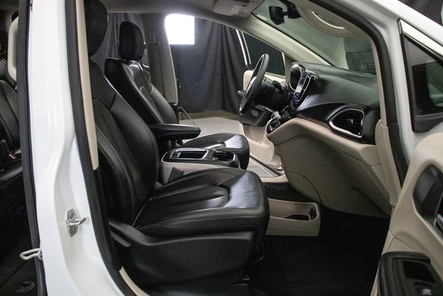 Used 2024 Chrysler Pacifica Touring-L FWD image 17