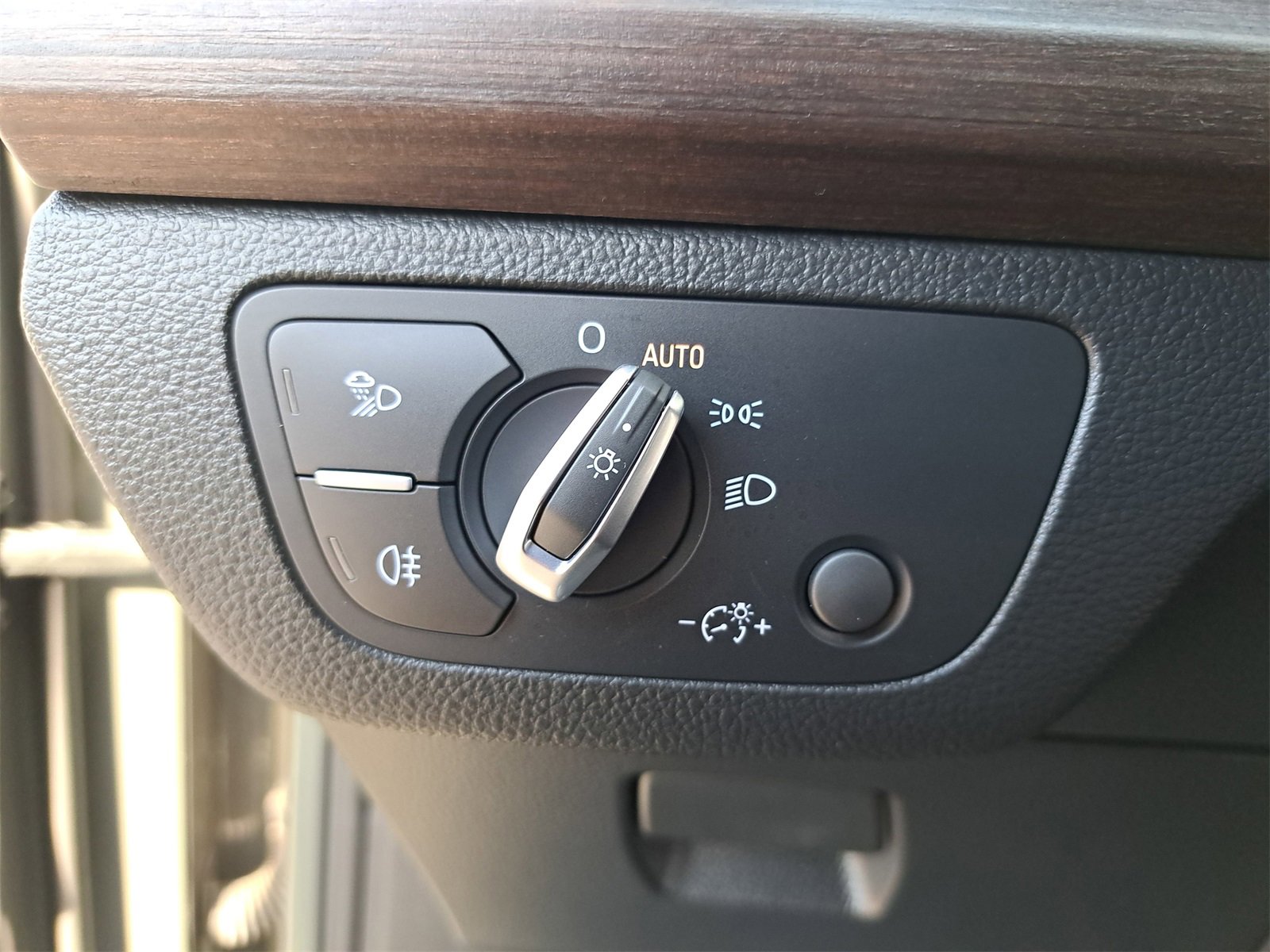 Used 2023 Audi Q5 e Premium w/ Convenience Package image 28