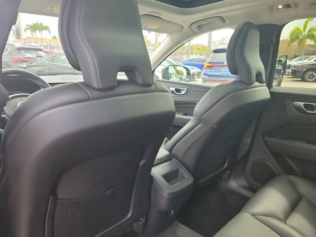 Used 2019 Volvo XC60 T6 Momentum w/ Multimedia Package image 12