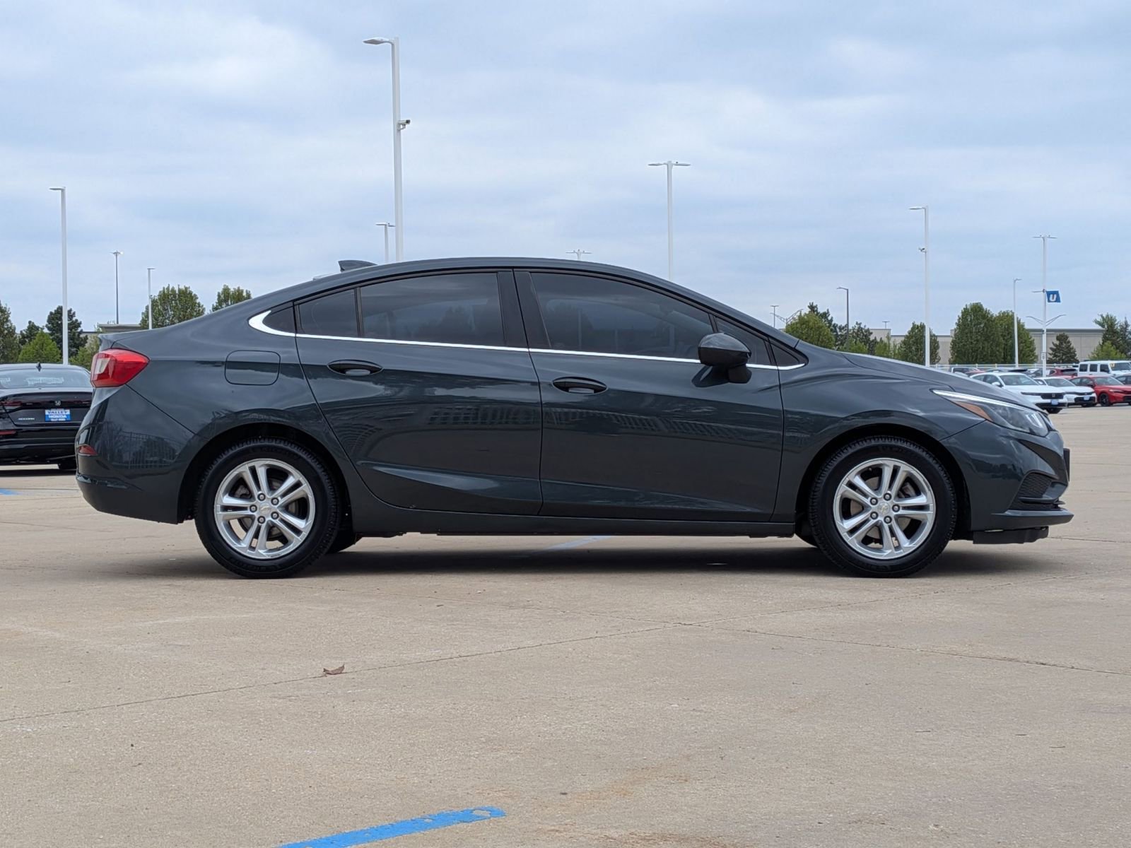 Used 2017 Chevrolet Cruze LT FWD image 5