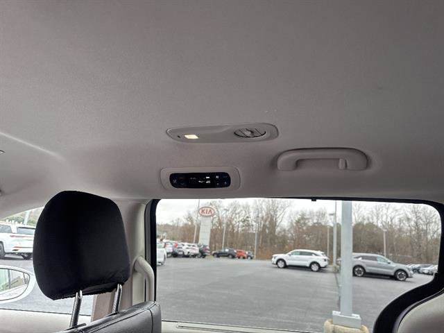 Used 2022 Chrysler Pacifica Touring-L image 14