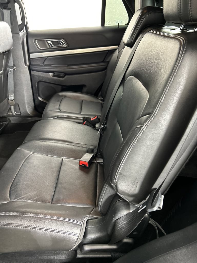 Used 2018 Ford Explorer XLT w/ Equipment Group 202A FWD image 17