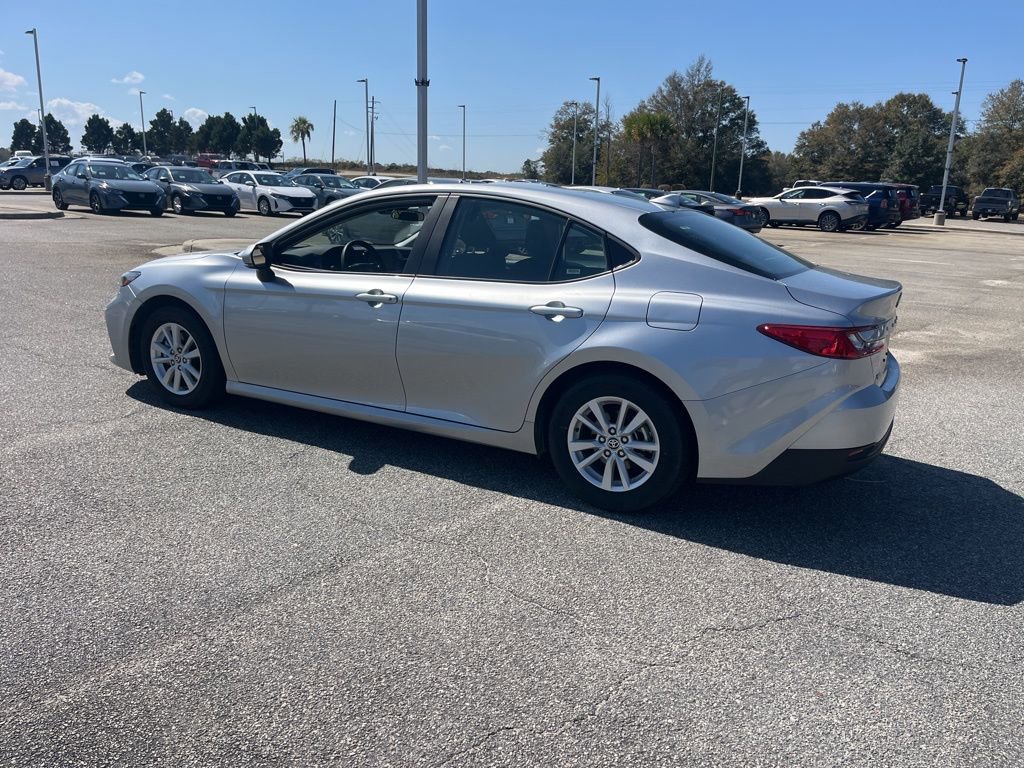 Used 2025 Toyota Camry LE image 4