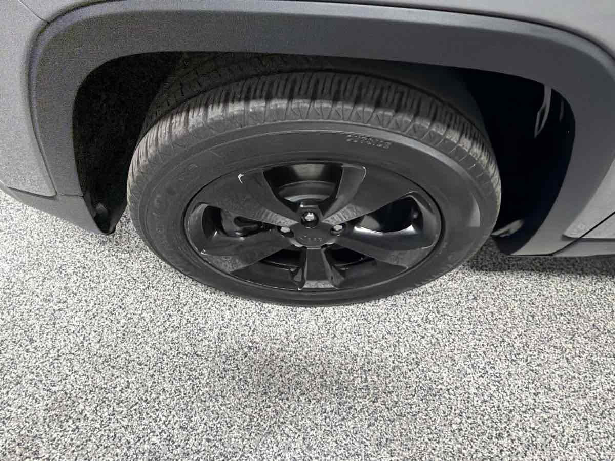 Used 2017 Jeep Cherokee Altitude image 32