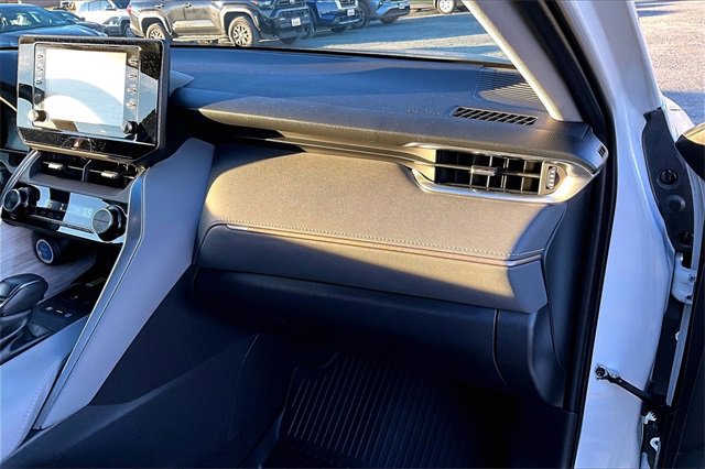 Used 2022 Toyota Venza XLE image 23