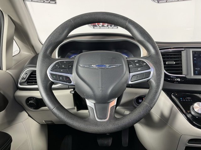 Used 2020 Chrysler Voyager L image 13