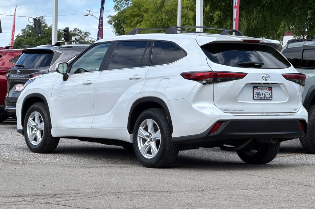 Used 2023 Toyota Highlander LE FWD image 5