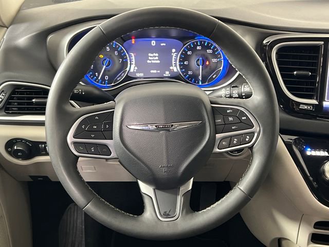 Used 2024 Chrysler Pacifica Touring-L image 17