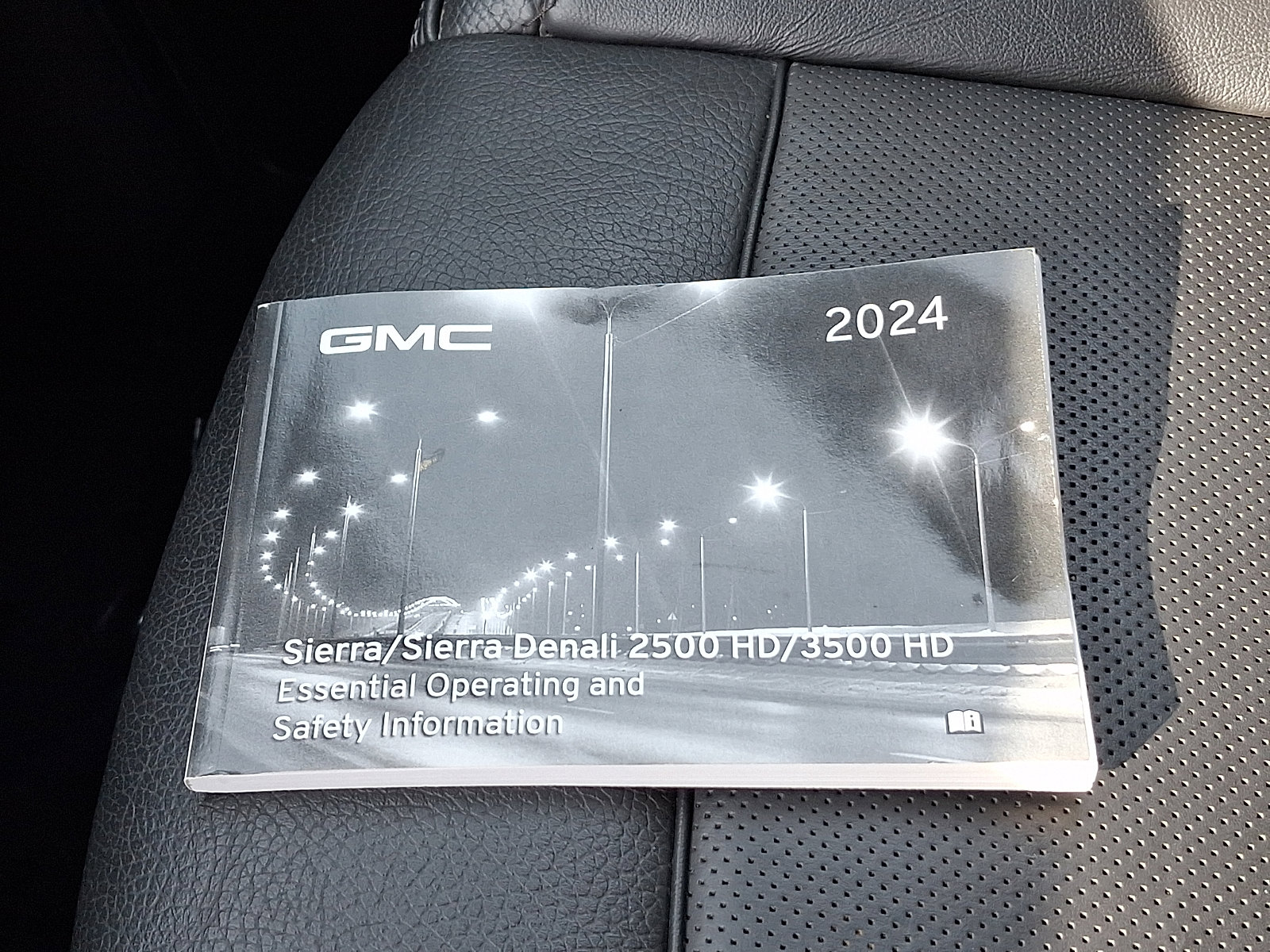 Used 2024 GMC Sierra 2500 Denali w/ Denali Reserve Package AWD/4WD image 28