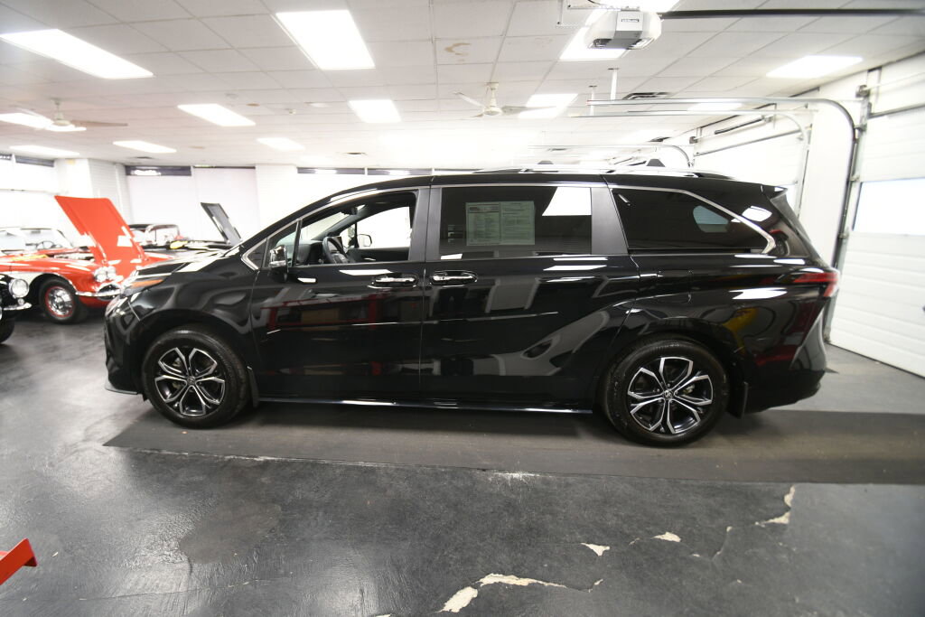 Used 2025 Toyota Sienna Platinum AWD/4WD image 5