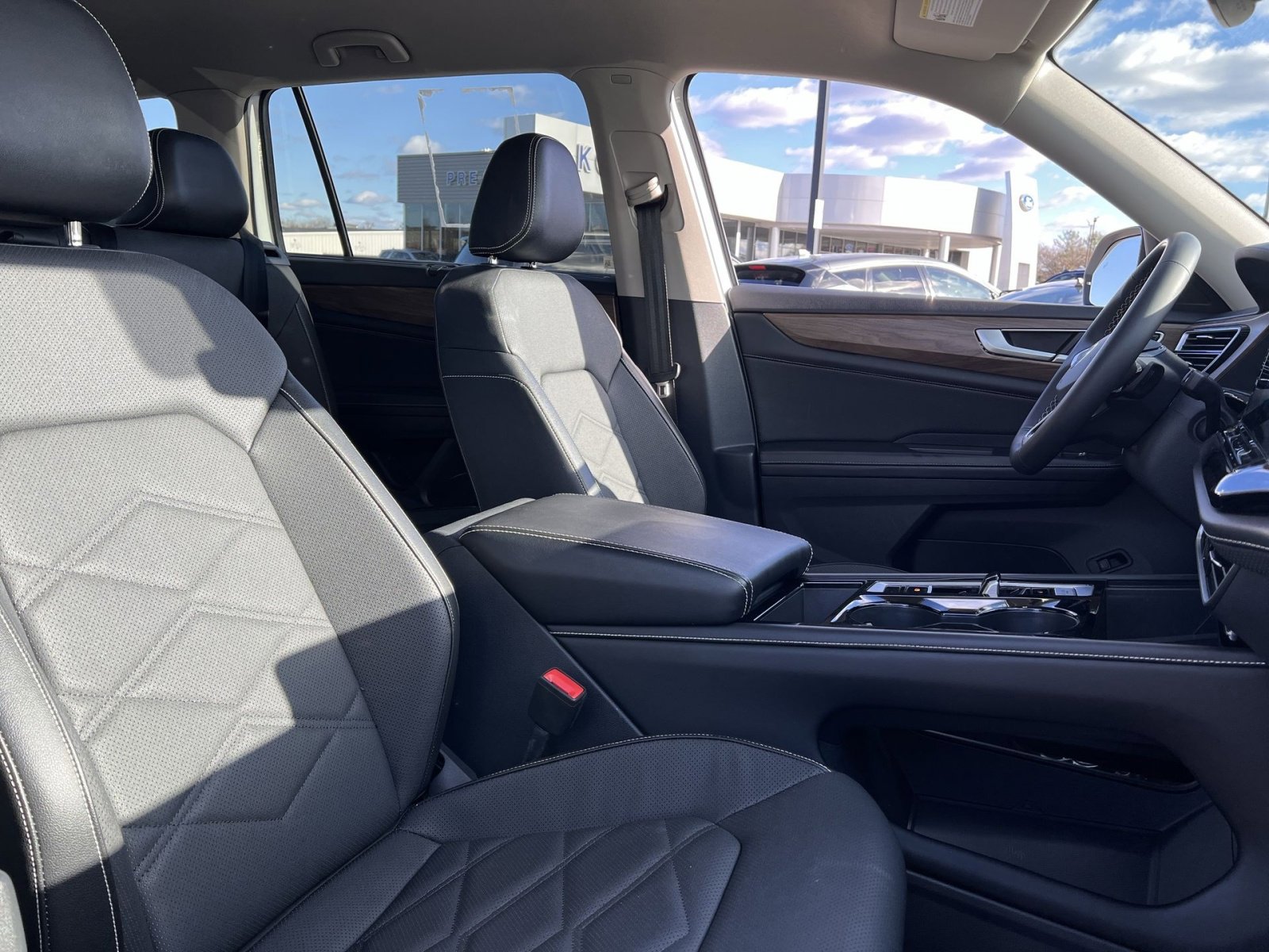 Used 2024 Volkswagen Atlas SE image 26