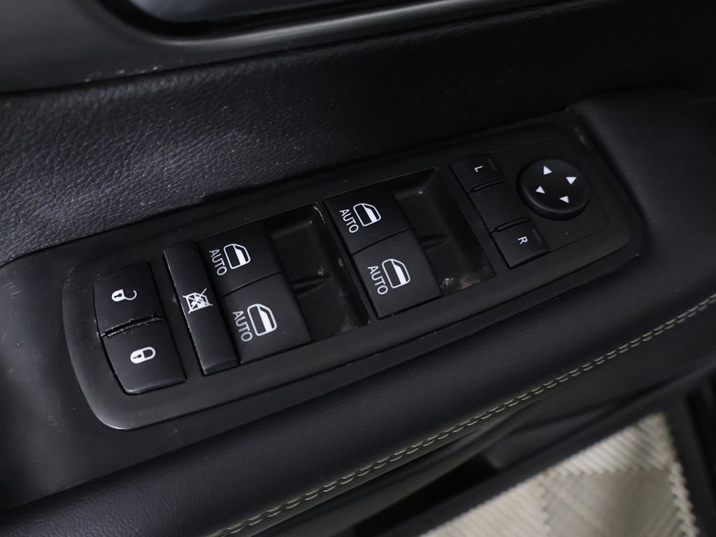 Used 2025 Chrysler Pacifica Select image 43