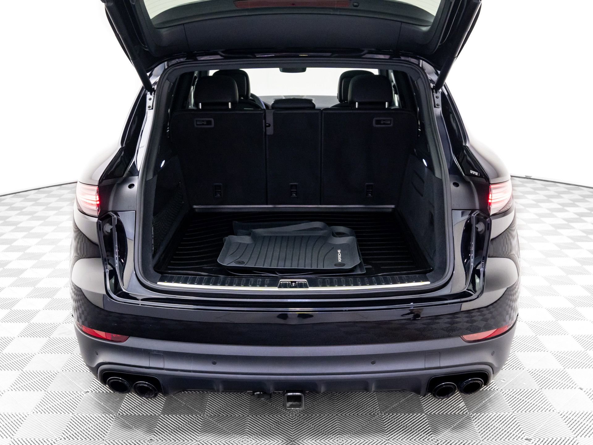 Certified 2022 Porsche Cayenne Platinum Edition image 31