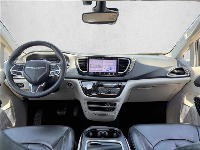 Used 2022 Chrysler Pacifica Touring-L FWD image 14