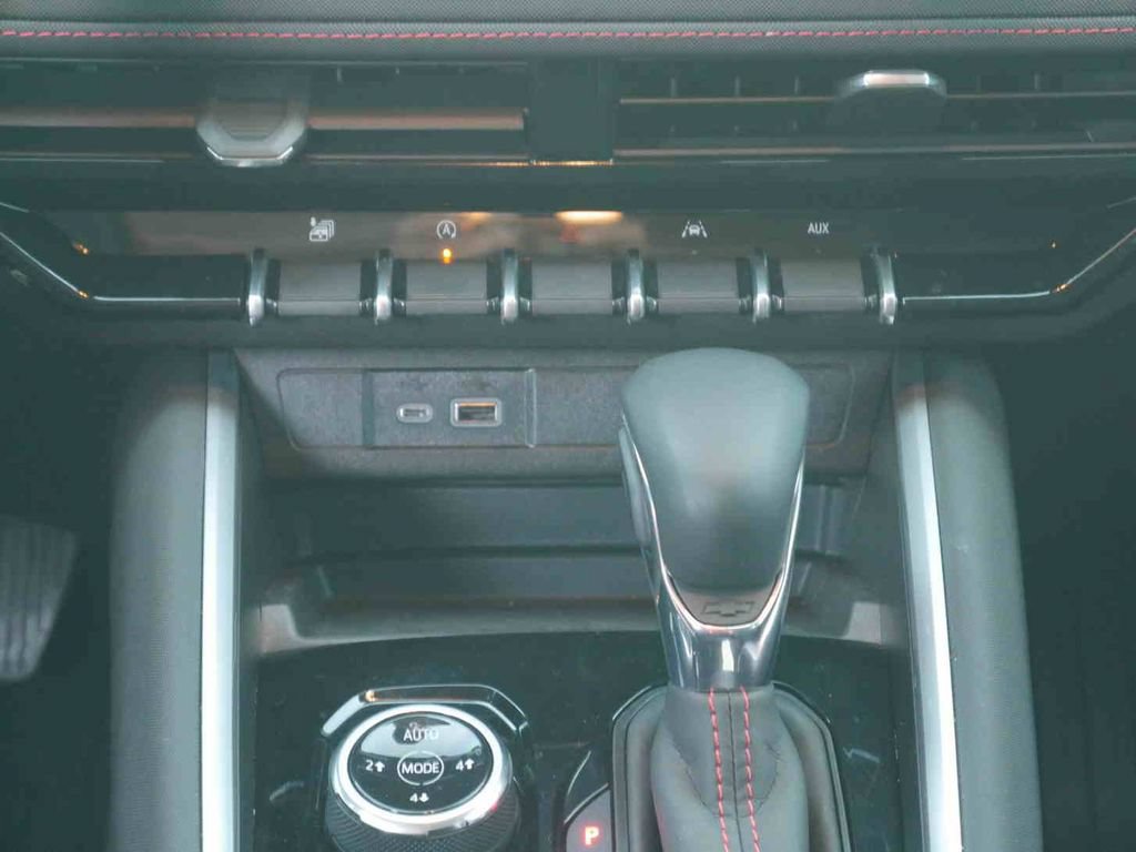 Used 2026 Chevrolet Colorado Z71 w/ Technology Package AWD/4WD image 8