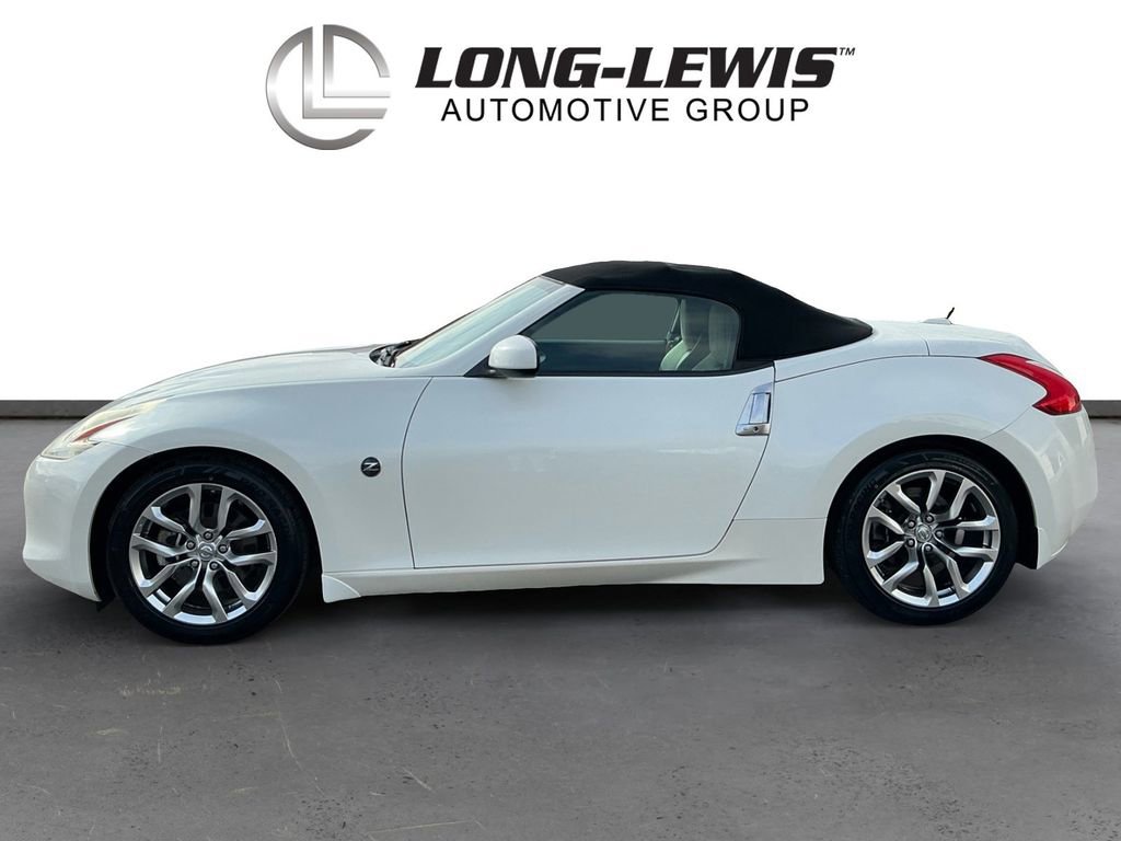Used 2010 Nissan 370Z Touring image 2