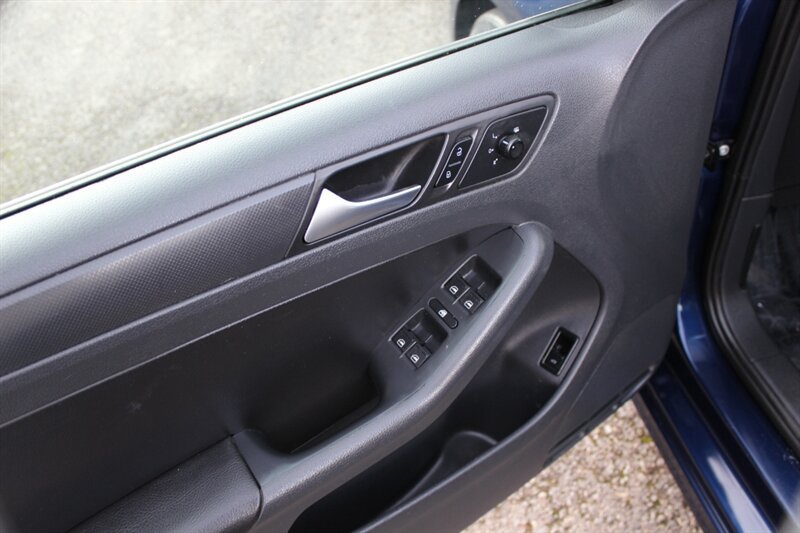 Used 2012 Volkswagen Jetta SE FWD image 11