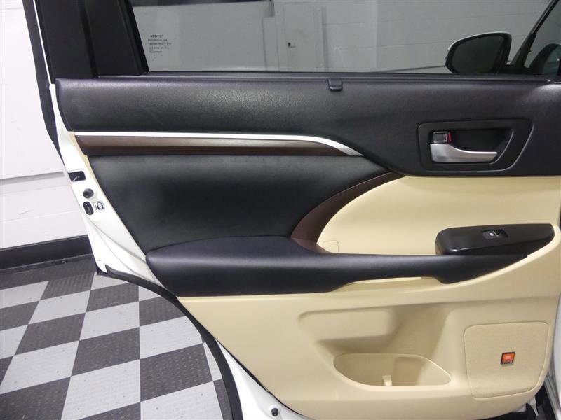 Used 2015 Toyota Highlander Limited Platinum image 25