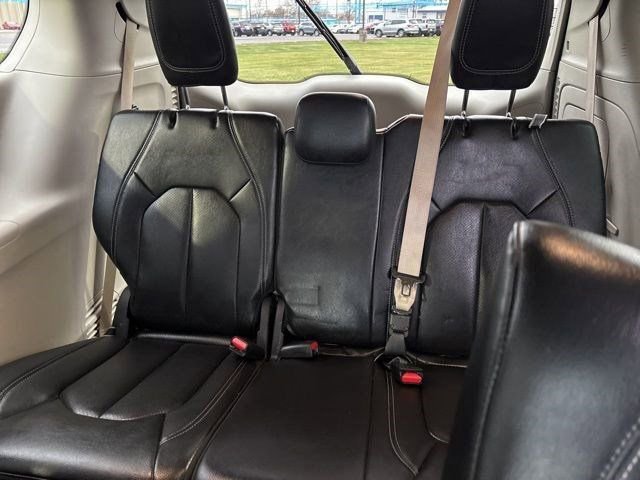 Used 2022 Chrysler Pacifica Touring-L w/ Uconnect Theater Family Group image 35