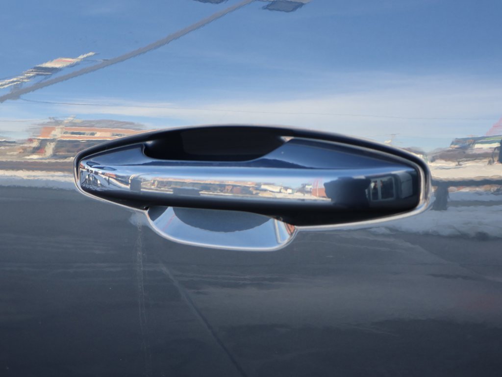 Used 2022 Volvo XC40 T5 Momentum image 24