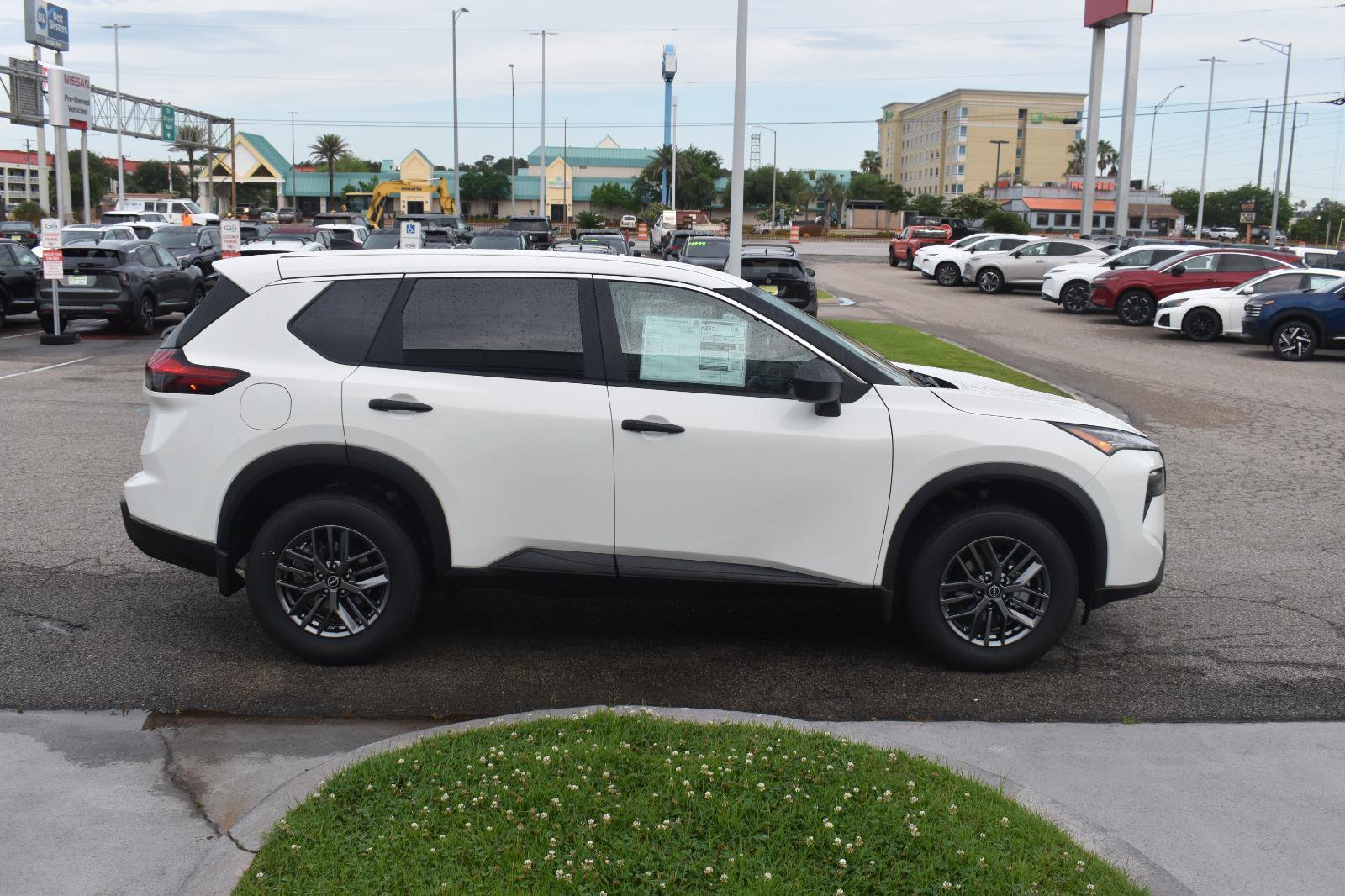 Used 2026 Nissan Rogue S FWD image 12