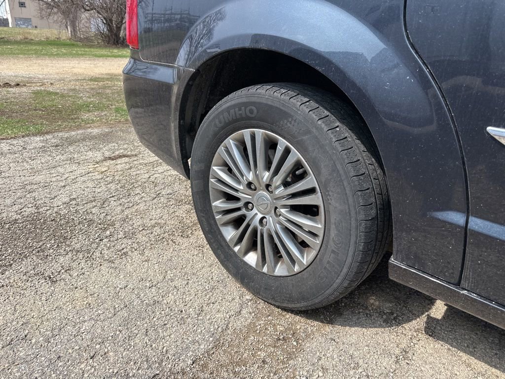 Used 2014 Chrysler Town & Country Touring-L w/ Driver Convenience Group FWD image 9