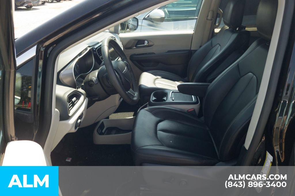 Used 2024 Chrysler Pacifica Touring-L FWD image 6