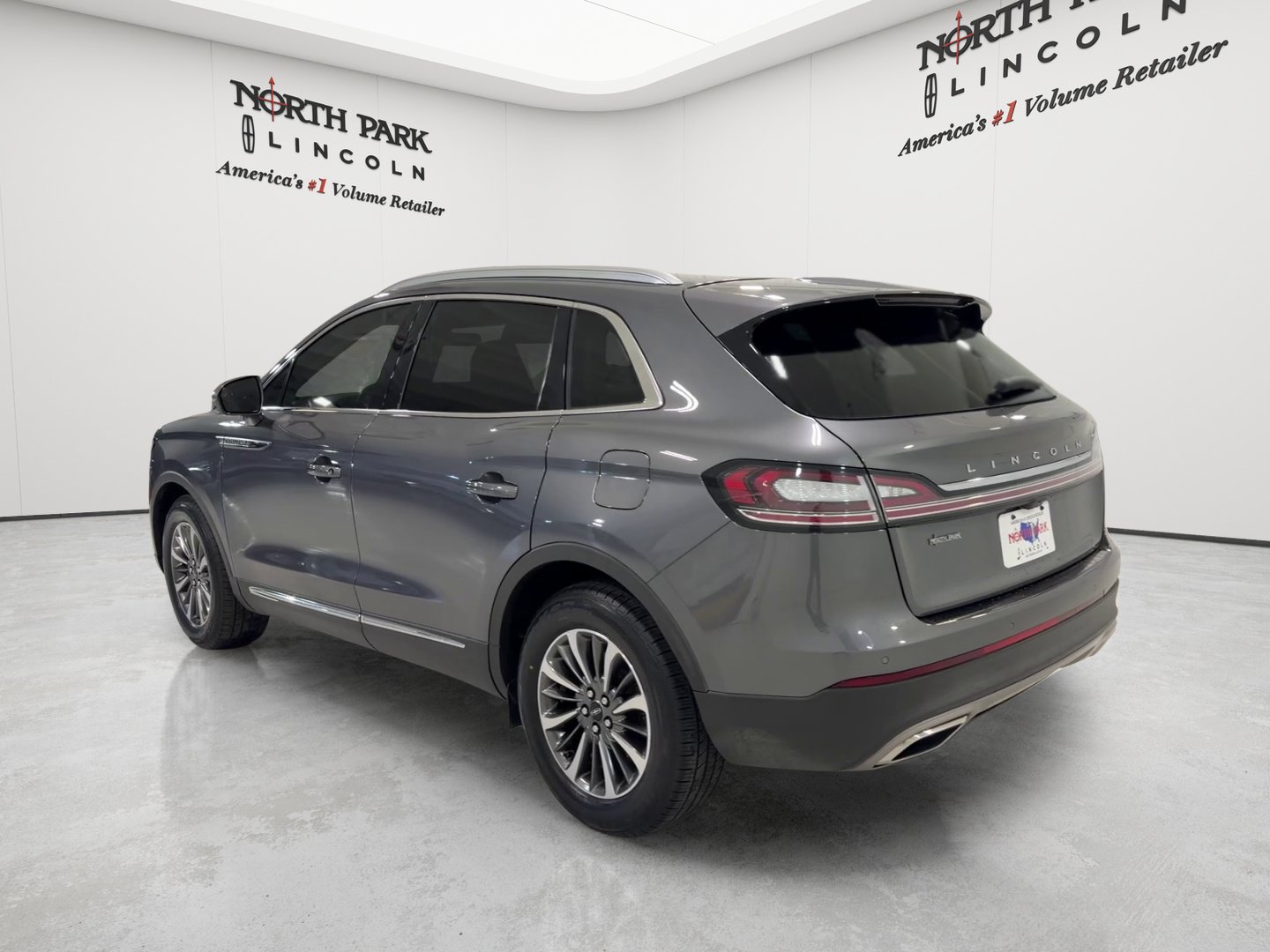 Used 2023 Lincoln Nautilus FWD w/ Premium Package image 3