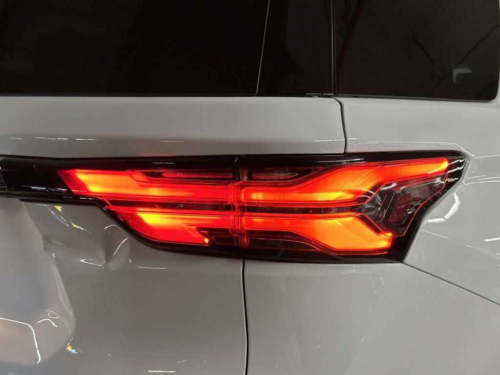 Used 2023 Chevrolet Traverse LT AWD/4WD image 11