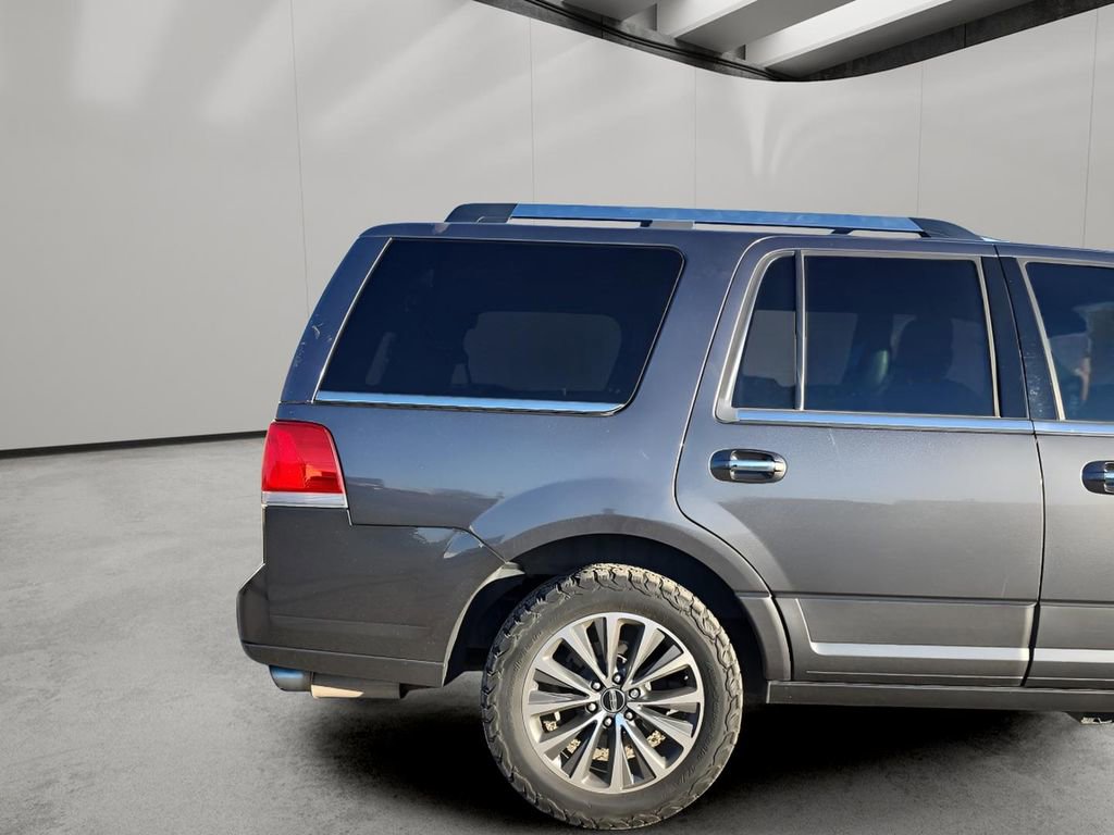 Used 2017 Lincoln Navigator Select image 5