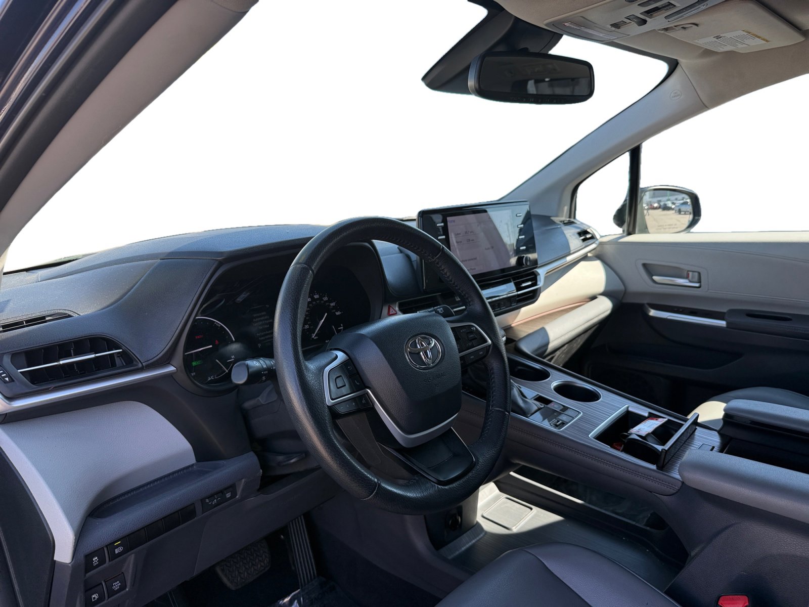 Used 2022 Toyota Sienna XLE image 6