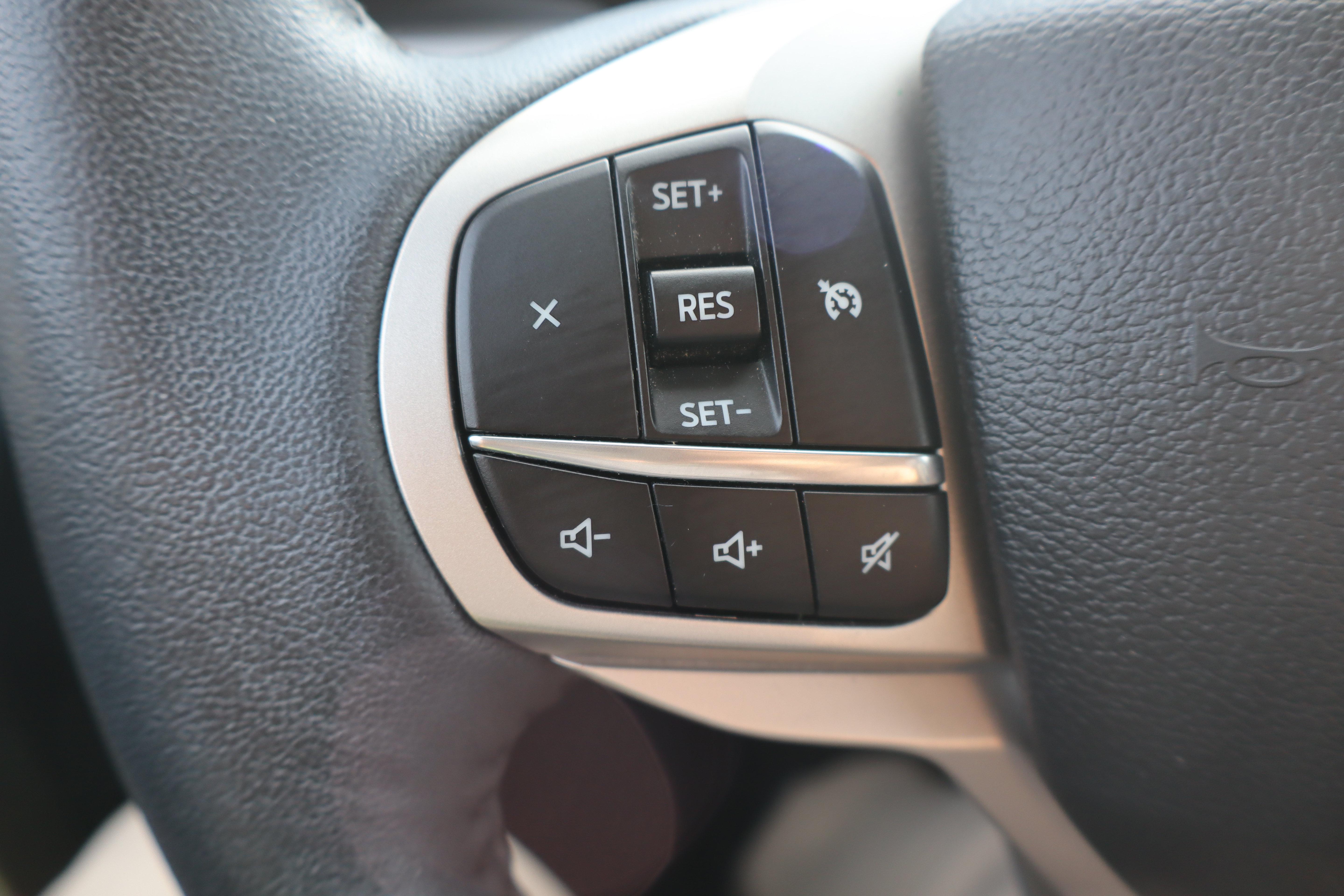 Used 2024 Ford Explorer XLT w/ Equipment Group 202A AWD/4WD image 18