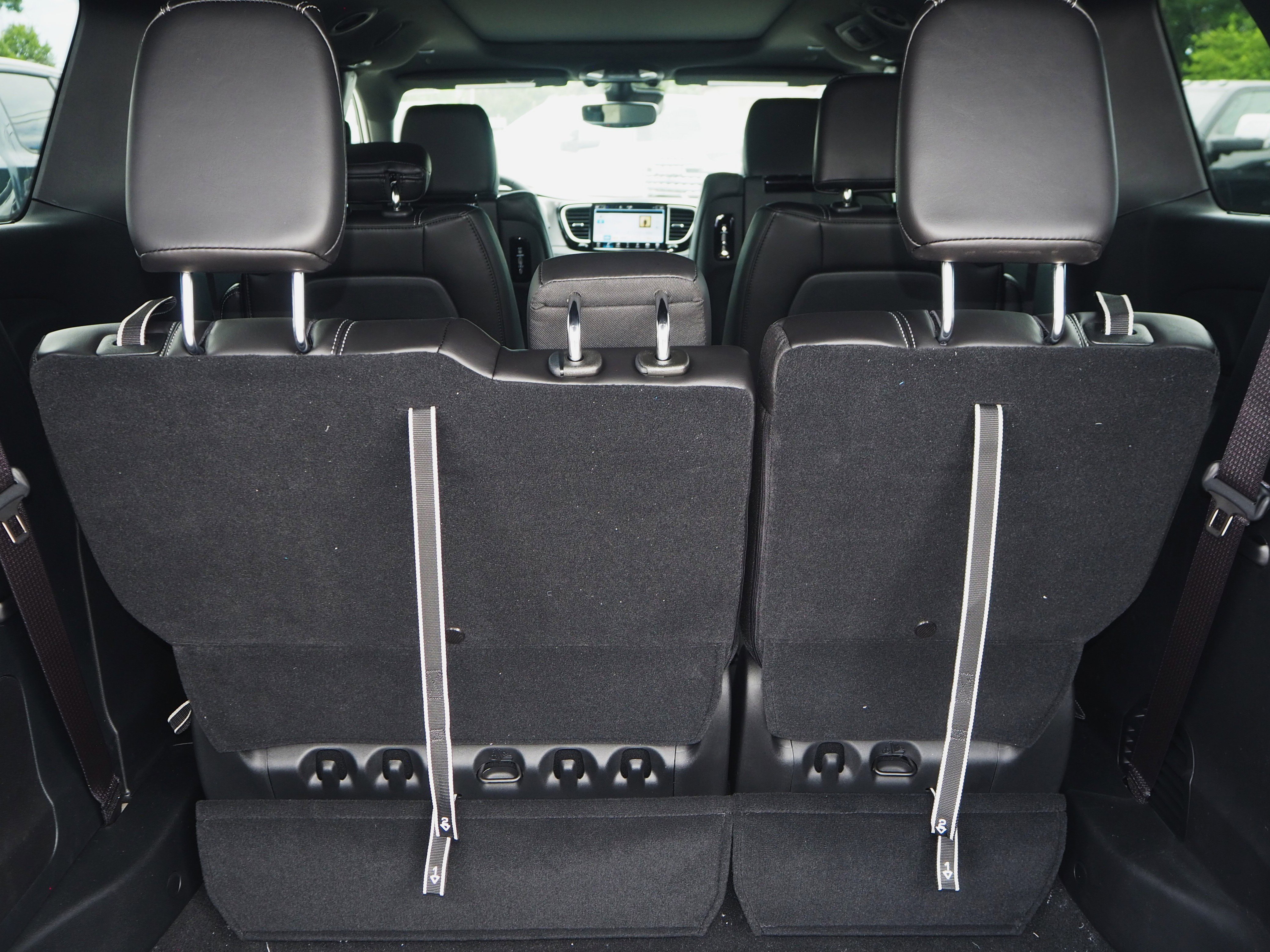 New 2025 Chrysler Pacifica Select w/ Uconnect Theater Family Group FWD image 10