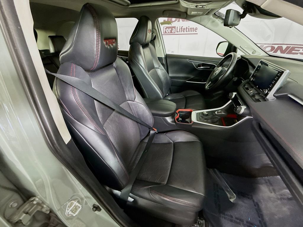 Certified 2020 Toyota RAV4 TRD Off-Road AWD/4WD image 33