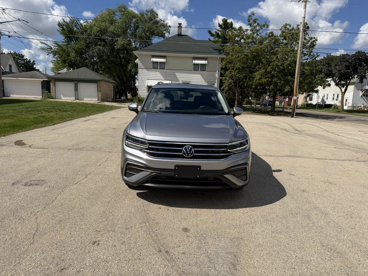 Used 2024 Volkswagen Tiguan SE w/ Panoramic Sunroof Package AWD/4WD image 2