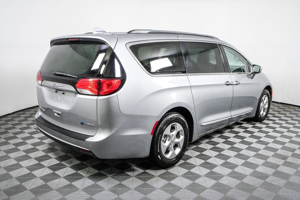 Used 2018 Chrysler Pacifica Touring-L image 6