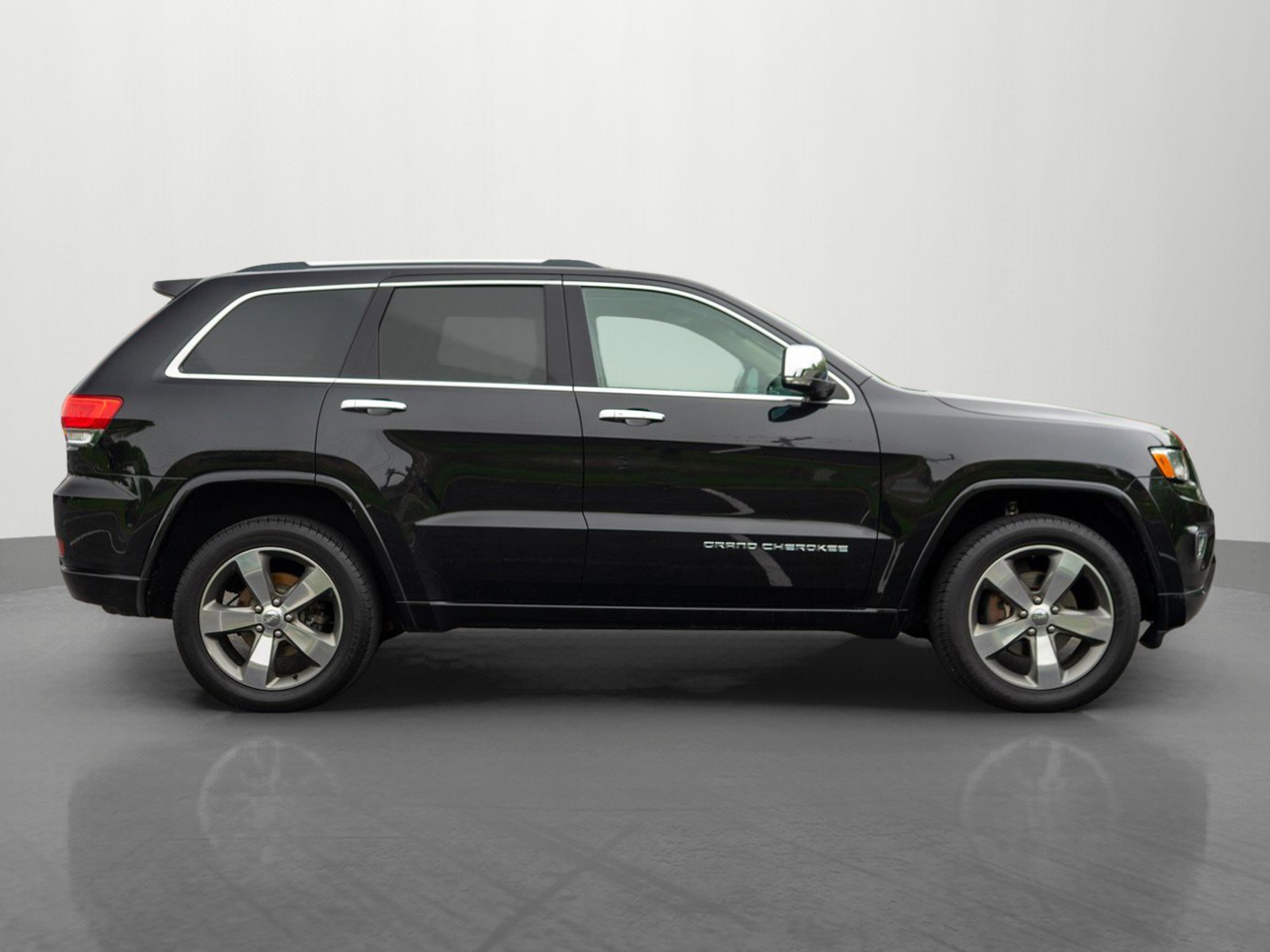 Used 2016 Jeep Grand Cherokee Overland w/ Advanced Technology Group AWD/4WD image 8
