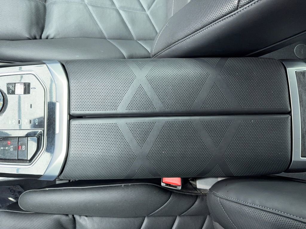 Used 2025 BMW 740i w/ Premium Package image 33