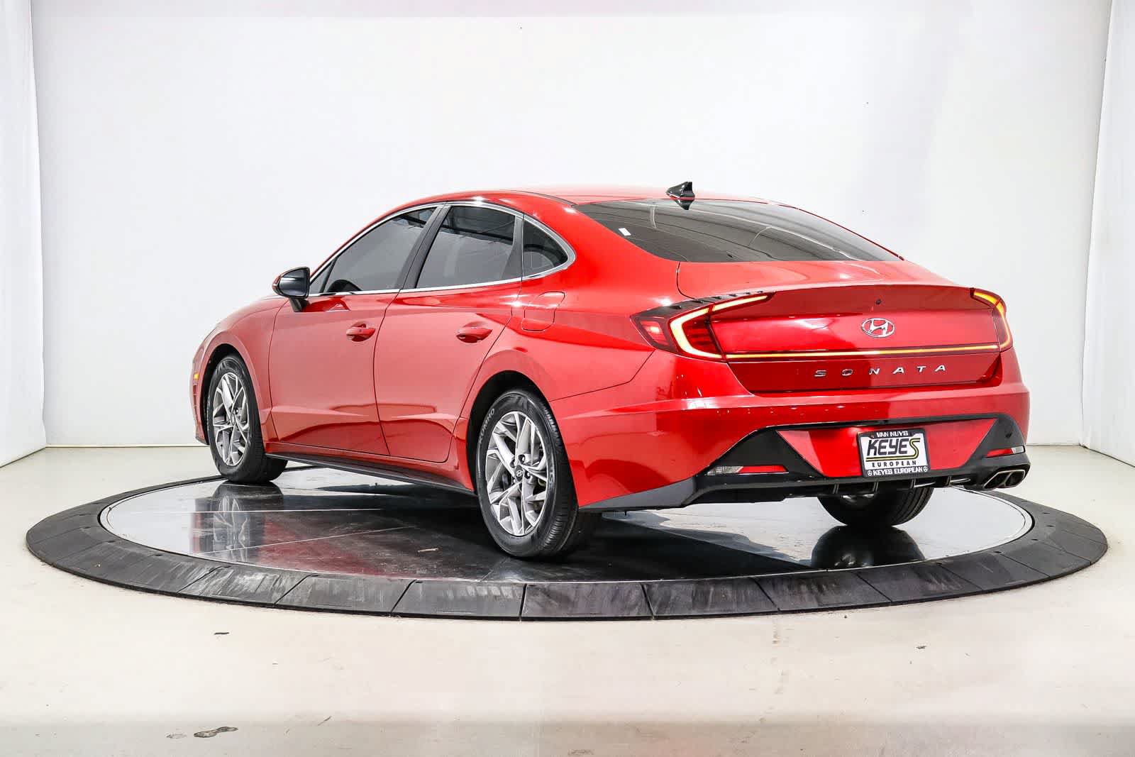 Used 2021 Hyundai Sonata SEL w/ Preferred Accessory Package FWD image 2