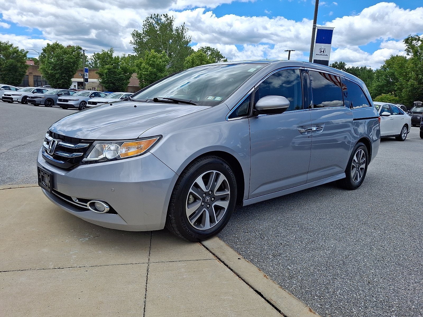 Used 2017 Honda Odyssey Touring image 3
